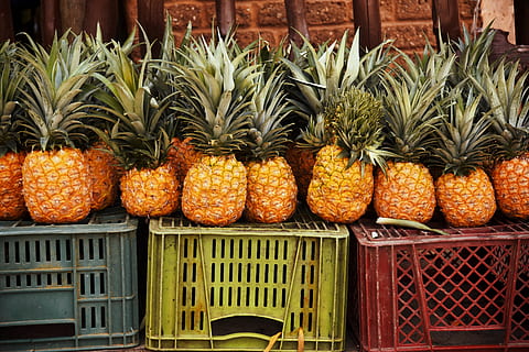 ananas pe lăzi, mancare si bautura, alimente, fruct tropical, ananas, mâncat sănătos, fruct, prospeţime, bunăstare, piaţă, grup mare de obiecte, aranjament, nici o persoana, cu amănuntul, alegere, abundenţă, variație, stand de piață, Ordin, Afaceri, zi, copt, tavă, lychee, 4K, CC0, domeniu public, fără drepturi de autor