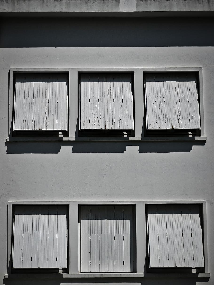architektura, okno, fasáda, okenice, rolety, hauswand, fasáda domu, nikdo, stavba, exteriér budovy, budova, celý rám, den, bok po boku, vzor, pozadí, venku, nástěnný prvek, sklo - materiál, detail, nízký úhel pohledu, v řadě, dřevo - materiál, tvar, geometrický tvar, 4K