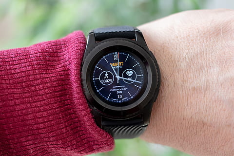 SmartWatch, skridttæller, ur, mobil, app, pulsmåler, kalorier, sort, ur hænder, styling, elegant, hånd, menneskelig hånd, tid, menneskelig kropsdel, armbåndsur, holde øje, tæt på, håndled, en person, menneskelig ledd, fokus på forgrunden, dag, kropsdel, rigtige mennesker, nummer, herrer, udendørs, nøjagtighed, tidsinstrument, tjekker tiden, personlige tilbehør, menneskelig lem, finger, 5K, CC0, offentligt domæne, royaltyfrie