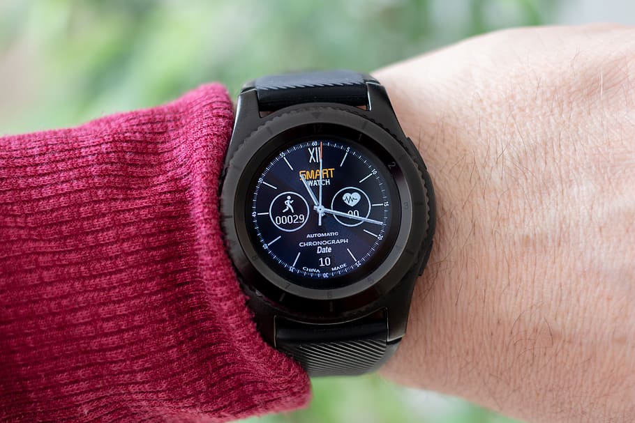 smartwatch, podòmetre, rellotge, mòbil, aplicació, monitor de ritme cardíac, calories, negre, mans del rellotge, estilització, elegant, mà, mà humana, temps, part del cos humà, rellotge de polsera, veure, primer pla, canell, una persona, articulació humana, centrar-se en primer pla, dia, part del cos, persones reals, nombre, homes, a l'aire lliure, precisió, instrument del temps, comprovant l’hora, accessori personal, extremitat humana, dit, 5K