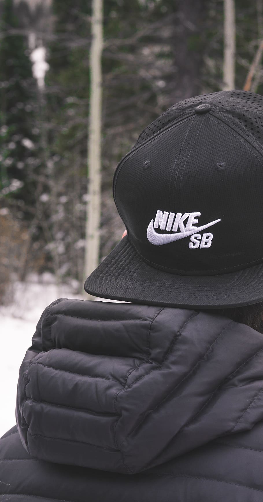 hivern, codis max, màx, utah, neu, nike, sb, monopatí, inflat, jaqueta, Colòmbia, fred, humit, blanc, nevat, desembre, gener, roba, centrar-se en primer pla, persones reals, una persona, dia, barret, tirada al cap, text, estils de vida, retrat, tapa, comunicació, activitat d'oci, vista del darrere, guió occidental, naturalesa, a l'aire lliure, campana, caputxa - roba, roba calenta, 4K