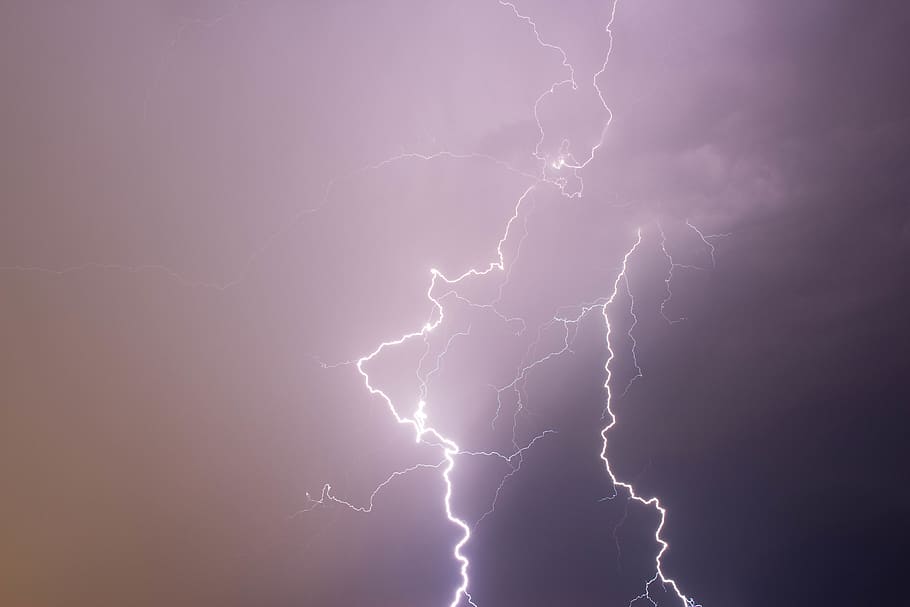 llampecs, ennuvolat, tempesta, poder a la natura, llamps, núvol - cel, poder, bellesa a la natura, cel, comunicació, cap gent, medi ambient, naturalesa, electricitat, cel dramàtic, senyal d'advertència, signe, núvol de tempesta, nit, a l'aire lliure, clima extrem, meteorologia, ominós, porpra, 5K