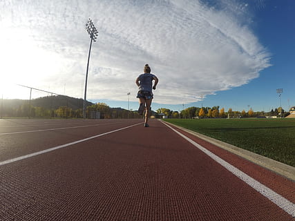 correr, corredor, corrent, pista, vedells, man bun, ciutat ràpida, Dakota del Sud, tardor, caure, músculs, longitud completa, esport, una persona, cel, pista i camp, núvol - cel, estils de vida, pista d'atletisme, naturalesa, roba esportiva, moviment, vitalitat, dia, determinació, exercici, llum solar, estil de vida saludable, persones reals, a l'aire lliure, esforç, 4K, CC0, domini públic, lliure de regalies