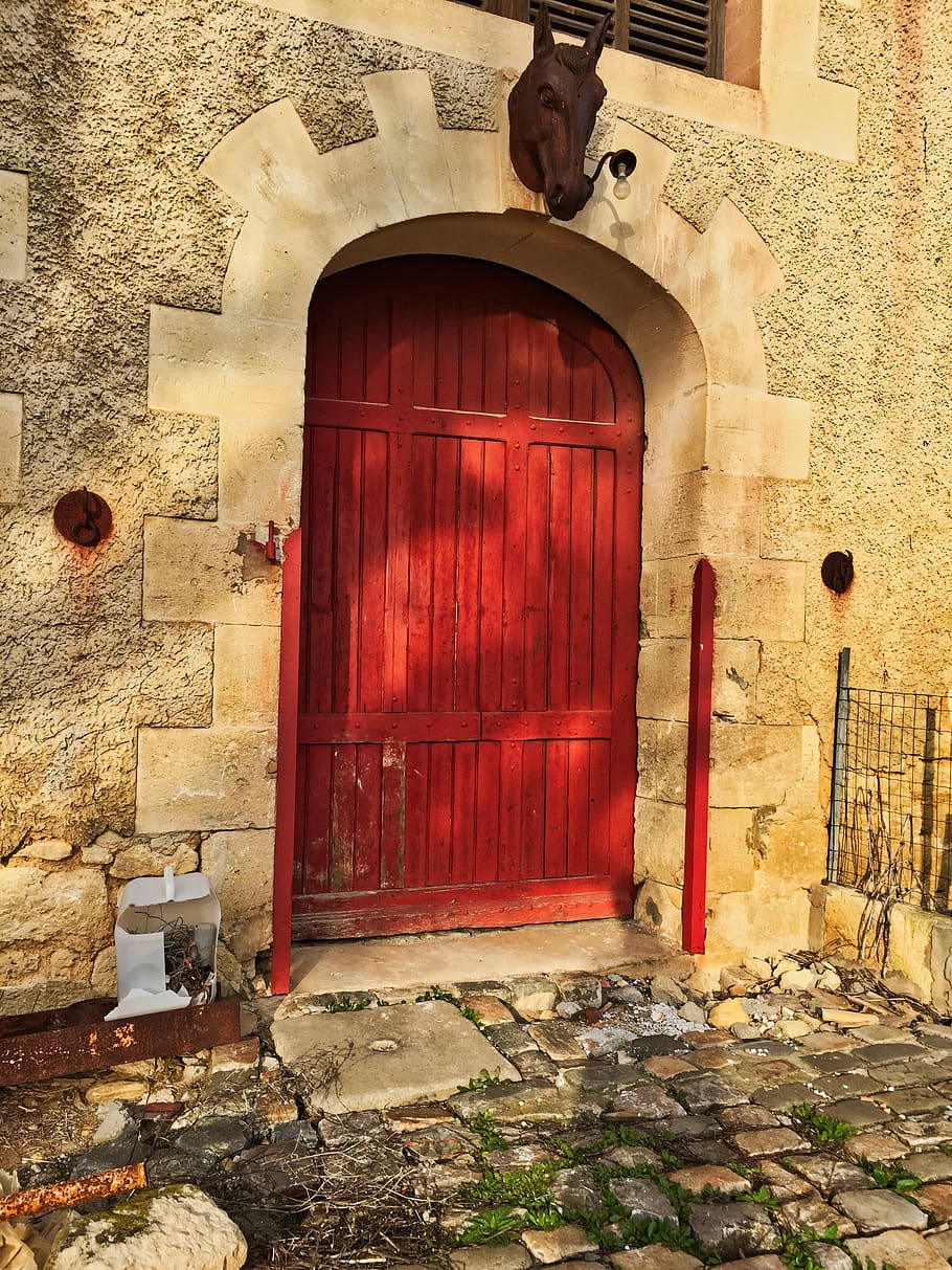 passerella, sentiero, marciapiede, porta, pietra da lastrico, ciottolo, parete, mattone, buco, ferro di cavallo, cripta, cancello, ardesia, macerie, muro di pietra, pentola, finestra, otturatore, tenda, architettura, struttura costruita, esterno dell'edificio, arco, costruzione, Entrata, rosso, caratteristica della parete, nessuno, vecchio, chiuso, giorno, storia, il passato, luogo di culto, intemperie, all'aperto, 2K