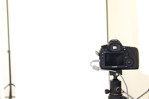statyw, aparat fotograficzny, elektronika, zdjęcie, kamera wideo, zestaw zdjęć, sesja zdjęciowa, kanon, fotografo, fotografia, mikroskop, aparat cyfrowy, pasek, projektor, wyświetlacz LCD, monitor, ekran, pokaz, Centrum rozrywki, stereofoniczny, tematy fotograficzne, aparat fotograficzny - sprzęt fotograficzny, technologia, kopia przestrzeń, sprzęt fotograficzny, wewnątrz, studio strzał, zbliżenie, żadnych ludzi, fotografowanie, czarny kolor, białe tło, kultura i rozrywka artystyczna, martwa natura, czynność, sprzęt, skupić się na pierwszym planie, slr camera, za kulisami, domowa kamera wideo, 5K, CC0, domena publiczna, darmowe zdjęcia