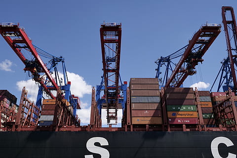 beholder, indlæsningsteknologi, gantry kraner, kran systemer, container skib, transportere, containerhåndtering, terminal, container platform, teknologi, havnekraner, oplade, søfart, hamburg, maskineri, himmel, kran - entreprenørmaskiner, arkitektur, industri, bygget struktur, bygning udvendig, ingen mennesker, byggebranchen, natur, dag, udendørs, lav vinkel visning, udvikling, byggeplads, kommerciel dock, forretning, godstransport, skyfri himmel, mole, byggemateriale, 5K, CC0, offentligt domæne, royaltyfrie