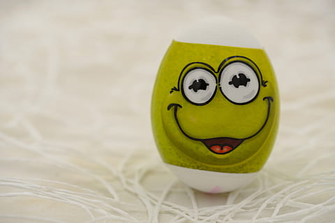 Osterei, Ostern, Osterfeier, Ei, bunt, Farbe, Frosch, Darstellung, Kunst und Handwerk, menschliche Darstellung, Kreativität, Nahansicht, anthropomorphes smileygesicht, drinnen, lächelnd, Stillleben, Spielzeug, keine Leute, Feier, grüne Farbe, anthropomorphes Gesicht, Gesicht, Fokus auf den Vordergrund, anthropomorph, Humor, Spaß, 5K, CC0, gemeinfrei, lizenzfrei