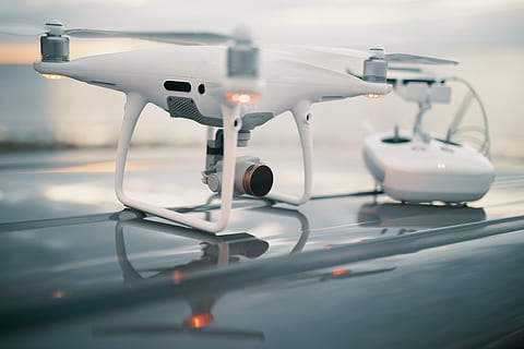 drone blanco, cámara, zumbido, tecnología, modo de transporte, transporte, nadie, enfoque selectivo, vehículo aéreo, de cerca, avión, día, viaje, naturaleza, seguridad, centrarse en primer plano, al aire libre, agua, cielo, controlar, vigilancia, mar, 5K, CC0, dominio público, libre de derechos