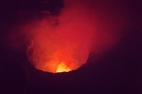 fuego ardiente, volcán, calor - temperatura, lava, geología, en erupción, volcán activo, nadie, belleza en la naturaleza, poder en la naturaleza, montaña, poder, noche, color naranja, naturaleza, ardiente, señal de advertencia, humo - estructura fisica, explotando, rojo, geografía Física, cráter volcánico, fluido, 4K, CC0, dominio público, libre de derechos