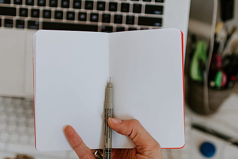 orang, memegang, Book, hitam, pena, tangan, notes, kosong, halaman, laptop, komputer, ruang kerja, membuat, seri, seni, penulis, blogger, buku catatan, menjahit, tengah, ide, segar, placeholder, tangan manusia, bisnis, kerja, orang-orang, kantor, penulisan, meja tulis, kertas, pendudukan, meja, dokumen, pensil, kreativitas, laki-laki, teknologi, pendidikan, merapatkan, latar belakang, peralatan, 2K, CC0, domain publik, bebas royalti