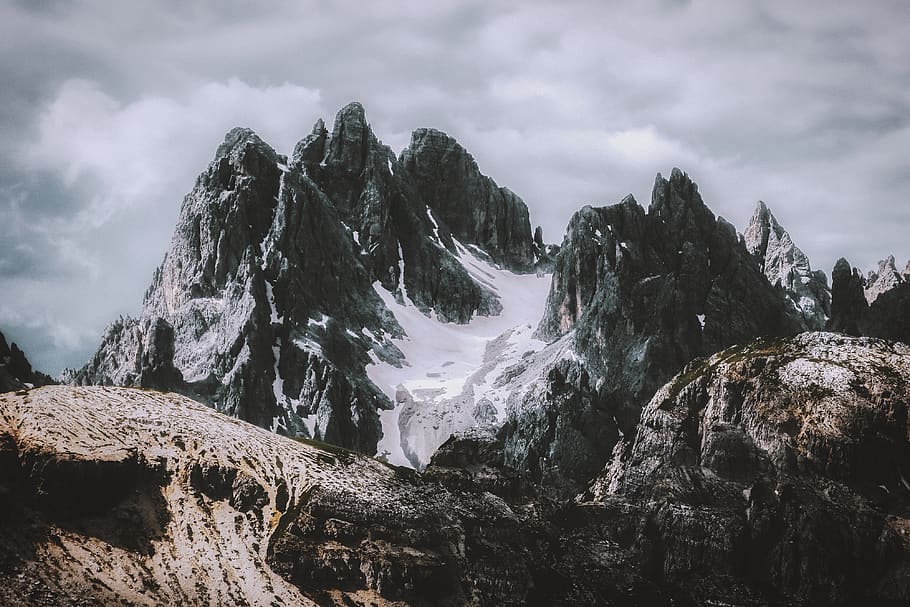 verd, blanc, cobertes de neu, núvols, fred, la llum del dia, fons d'escriptori, alt, gel, fons de pantalla de l'iPhone, paisatge, fons de pantalla del mòbil, cims de muntanya, cim de muntanya, muntanyes, naturalesa, fons de pantalla de la natura, pics, roques, escènic, cel, neu, cim, hivern, núvol - cel, bellesa a la natura, rock, rock - object, muntanya, sòlid, escenics - natura, tranquil·litat, escena tranquil·la, Serra, escena no urbana, formació de roca, cap gent, dia, idíl·lic, a l'aire lliure, muntanya nevada, formació, 4K