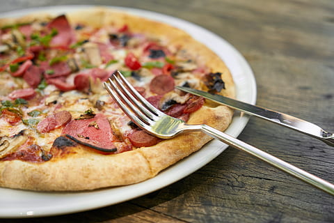 pizza al salame piccante, appetitoso, sfondo, formaggio, classico, avvicinamento, cucinato, Crosta, cucina, delizioso, cena, Impasto, conoscitore, veloce, Fast food, cibo, fotografia di cibo, foodporn, forchetta, buongustaio, prosciutto, salutare, caldo, ingrediente, italiano, coltello, pranzo, pasto, carne, biologico, Pasticcino, peperoni, Pizza, pizzeria, piatto, porzione, ristorante, salame, salsiccia, fetta, fette, spuntino, gustoso, tradizionale, verdura, totale, cibo e bevande, utensile da cucina, tavolo, freschezza, coltello da tavola, pronto a mangiare, attrezzature domestiche, in casa, indulgenza, cibo italiano, fungo, nessuno, 5K, CC0, dominio pubblico, privo di copyright