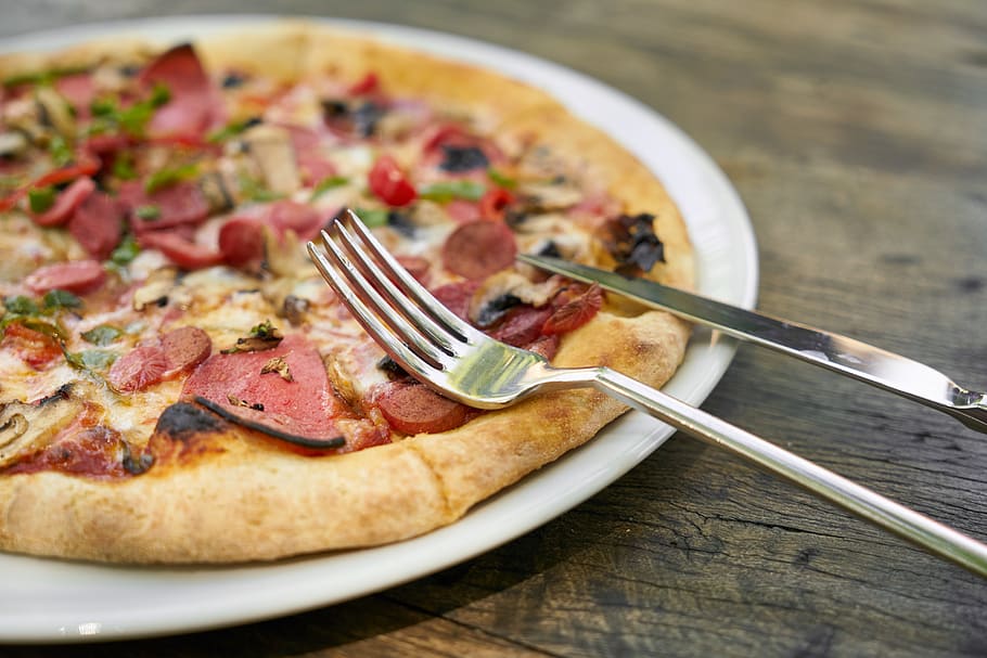 pizza al salame piccante, appetitoso, sfondo, formaggio, classico, avvicinamento, cucinato, Crosta, cucina, delizioso, cena, Impasto, conoscitore, veloce, Fast food, cibo, fotografia di cibo, foodporn, forchetta, buongustaio, prosciutto, salutare, caldo, ingrediente, italiano, coltello, pranzo, pasto, carne, biologico, Pasticcino, peperoni, Pizza, pizzeria, piatto, porzione, ristorante, salame, salsiccia, fetta, fette, spuntino, gustoso, tradizionale, verdura, totale, cibo e bevande, utensile da cucina, tavolo, freschezza, coltello da tavola, pronto a mangiare, attrezzature domestiche, in casa, indulgenza, cibo italiano, fungo, nessuno, 5K