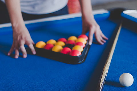 Mann, vorbereiten, Bälle, Billardtisch, Zimmer, drinnen, Tabelle, Möbel, Lebensmittel, Ei, Person, Mensch, Ball, Kugel, billiard Raum, Ball Billard, Billard-, Karambol Spieler, Poolsport, Stichwort Sport, Stichwort, Snooker, Sport, poolball, Billard - Queuesport, menschliche Hand, menschliches Körperteil, Hand, eine Person, Freizeitbeschäftigung, Nahansicht, spielen, Pool Queue, Lebensstile, Freizeitspiele, mehrfarbig, Wettbewerb, 5K, CC0, gemeinfrei, lizenzfrei