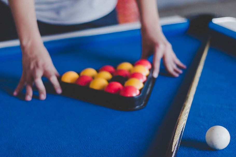 home, preparació, pilotes, taula de billar, habitació, a l'interior, taula, mobles, menjar, ou, persona, humà, pilota, esfera, sala de billar, billar de pilota, billar, jugador del carom, esport de la piscina, esport esportiu, senyal, snooker, esport, pilota de piscina, esport de piscina, mà humana, part del cos humà, mà, una persona, activitat d'oci, primer pla, jugant, indicació de la piscina, estils de vida, jocs d’oci, multicolor, competició, 5K