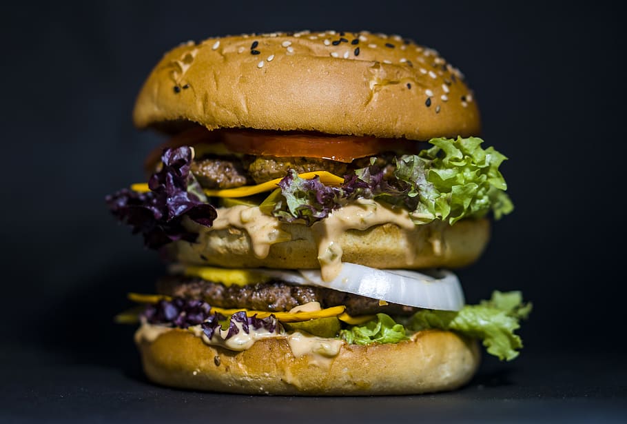 double patty burger, studio shot, jídlo, jídlo a pití, sendvič, Fast Food, zeleniny, připraven jíst, černé pozadí, chléb, drdol, uvnitř, nezdravé stravování, svěžest, detail, maso, hamburger, nikdo, požitek, vyndat jídlo, Svačina, pokušení, hořčice, 5K