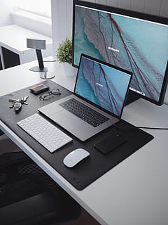 MacBook auf dem Schreibtisch, Computer, Technologie, kabellose Technologie, Tabelle, Laptop, Kommunikation, Verbindung, Möbel, Schreibtisch, Computerausrüstung, drinnen, keine Leute, Tastatur, Computerbildschirm, Computer Tastatur, Bildschirm, Geschäft, tragbares Informationsgerät, Stillleben, Brille, 4K, CC0, gemeinfrei, lizenzfrei