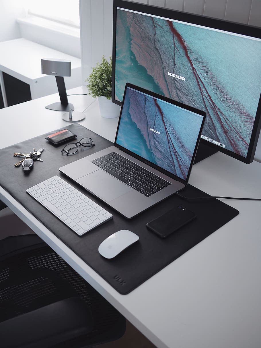 MacBook auf dem Schreibtisch, Computer, Technologie, kabellose Technologie, Tabelle, Laptop, Kommunikation, Verbindung, Möbel, Schreibtisch, Computerausrüstung, drinnen, keine Leute, Tastatur, Computerbildschirm, Computer Tastatur, Bildschirm, Geschäft, tragbares Informationsgerät, Stillleben, Brille, 4K