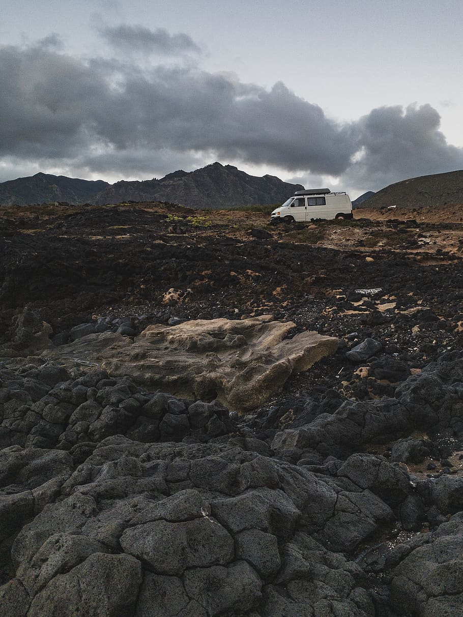 blanc, furgoneta, el pas, carretera, naturalesa, sòl, a l'aire lliure, runes, pendent, habitatge, edifici, terra, grava, Carretera bruta, pissarra, Riba, mar, autocaravana, vanlife, vulcano, pedra, camp, casa, núvol - cel, cel, rock, muntanya, rock - object, sòlid, medi ambient, dia, bellesa a la natura, cap gent, escenics - natura, escena no urbana, paisatge, aigua, tranquil·litat, escena tranquil·la, clima, litoral rocós, 2K