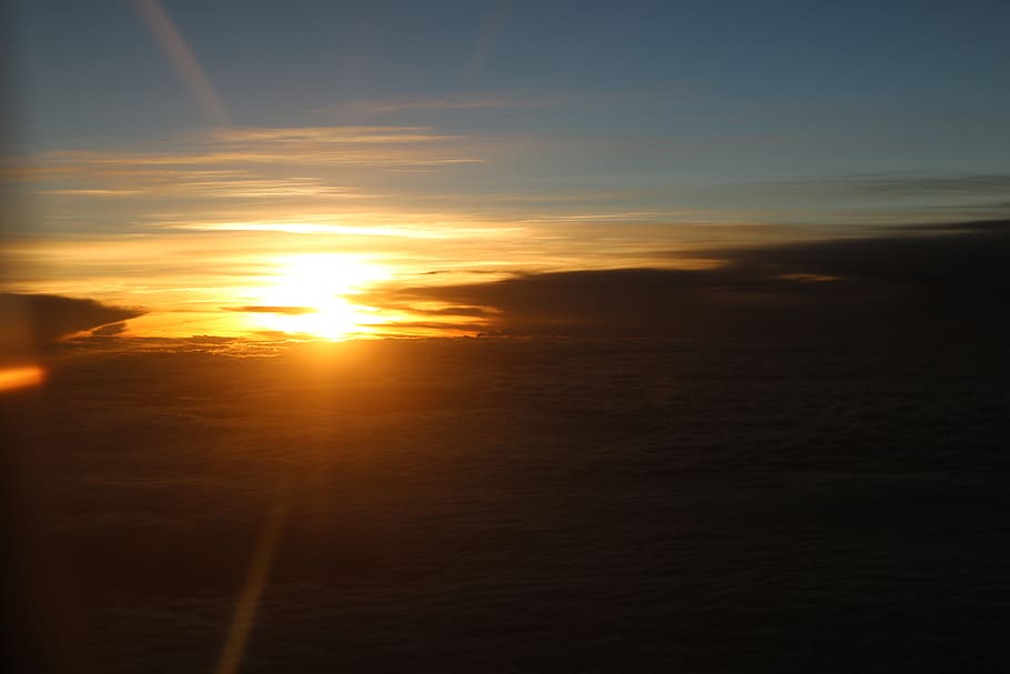 silueta fotogrāfija, zeme, zelts, stunda, mākoņi, rītausma, raksturs, debesis, saullēkts, saulrieta, saule, skatuves - daba, miers, skaistums dabā, saules gaisma, mākonis - debesis, mierīga aina, oranža krāsa, nav cilvēku, idillisks, jūra, lēcas atspīdums, horizonts, ūdens, ārā, 5K
