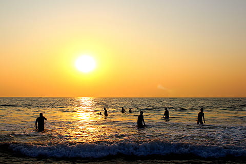 foto, gent, platja, posta de sol, retroil·luminat, alba, horitzó, oci, oceà, recreació, reflexió, ondulacions, paisatge, escènic, mar, paisatge marí, vora del mar, cel, estiu, sortida del sol, aigua, onada, grup de persones, horitzó sobre l’aigua, bellesa a la natura, terra, silueta, escenics - natura, estils de vida, persones reals, activitat d'oci, color taronja, festa, viatge, sol, a l'aire lliure, 4K, CC0, domini públic, lliure de regalies