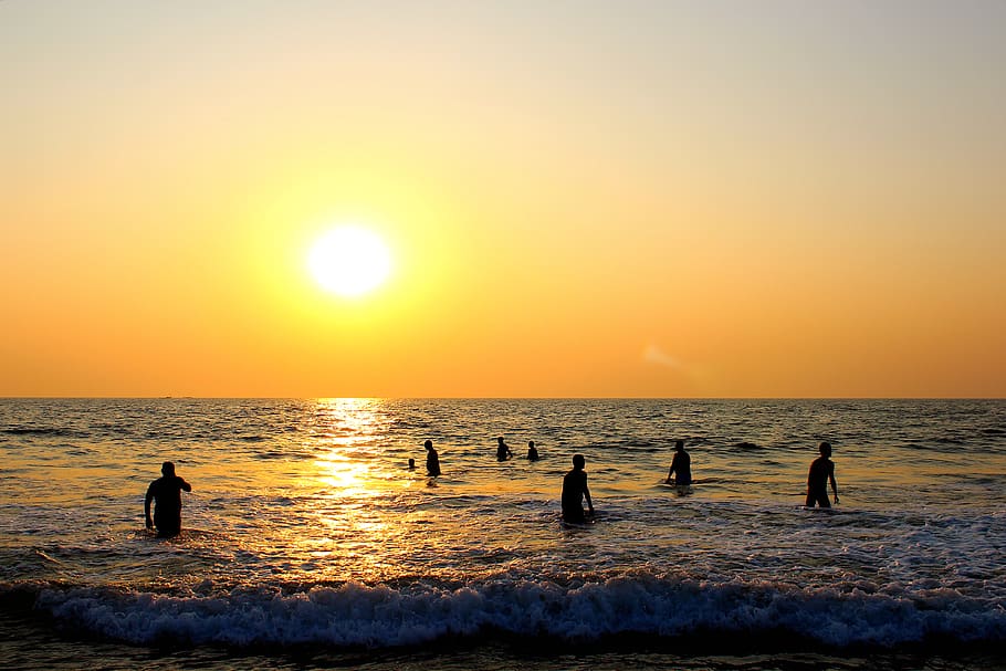 foto, gent, platja, posta de sol, retroil·luminat, alba, horitzó, oci, oceà, recreació, reflexió, ondulacions, paisatge, escènic, mar, paisatge marí, vora del mar, cel, estiu, sortida del sol, aigua, onada, grup de persones, horitzó sobre l’aigua, bellesa a la natura, terra, silueta, escenics - natura, estils de vida, persones reals, activitat d'oci, color taronja, festa, viatge, sol, a l'aire lliure, 4K
