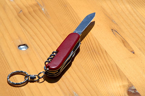 navalla, ganivet, agut, tallar, Jackknife, eina, fulla, metall, equipament, plata, vermell, acer, secció, campament, suïssa, portàtil, material de fusta, a l'interior, cap gent, taula, natura morta, primer pla, vista d’angle alt, bolígraf, instrument d’escriptura, dos objectes, marró, sol objecte, eina de treball, fusta, contenidor, fet per l'home, gra de fusta, 4K, CC0, domini públic, lliure de regalies