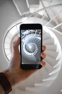 siyah android akıllı telefon, insan eli, el, tutma, gerçek insanlar, bir kişi, insan vücudu parçası, akıllı telefon, içeriye, taşınabilir bilgi cihazı, cep telefonu, kablosuz teknoloji, iletişim, yüksek açılı görünüş, teknoloji, yaşam, bağ, ekran, kapatmak, kişisel bakış açısı, parmak, 5K, CC0, kamu malı, telif ücretsiz