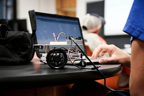 enginyeria, robòtica, mecànic, tecnologia, persones reals, taula, ordinador, a l'interior, homes, equips informàtics, gent, connexió, indústria electrònica, centrar-se en primer pla, escriptori, ocupació, mobles, equipament, grup de persones, primer pla, assegut, enfocament selectiu, comunicació, 5K, CC0, domini públic, lliure de regalies