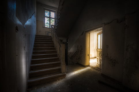 casa buida, arquitectura, a l'interior, entrada, porta, fosc, edifici, horror, por, escala, fantasmal, cap gent, abandonat, interior de casa, finestra, habitació domèstica, brut, absència, estructura construïda, arruïnat, misteri, sòls, 4K, CC0, domini públic, lliure de regalies