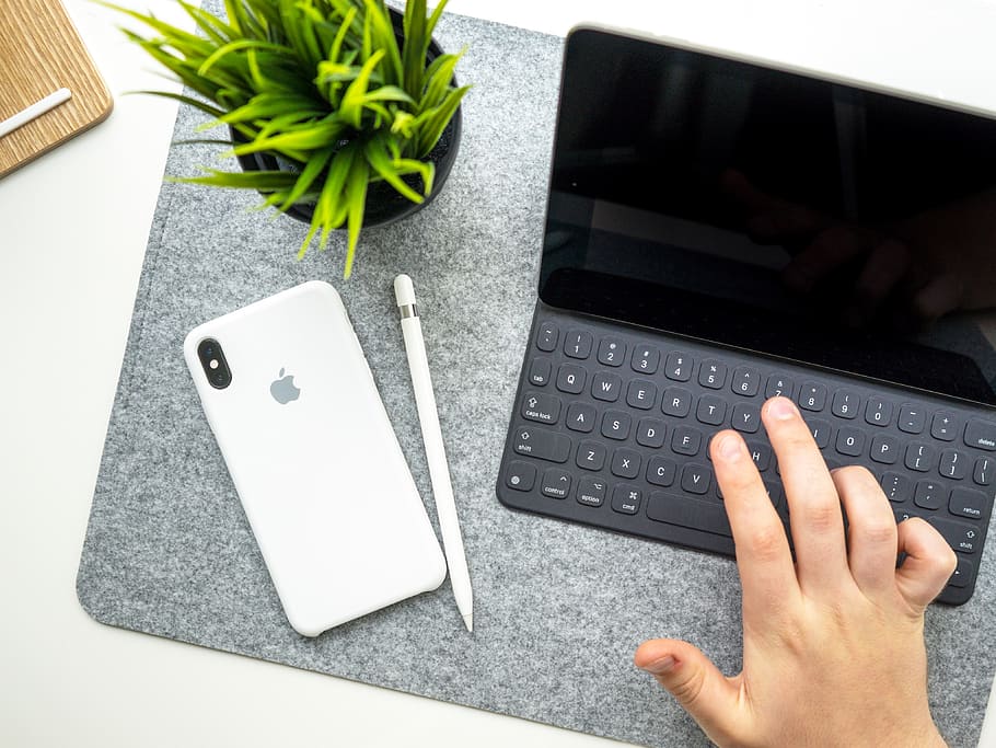 iphone, technologie, tech, umělec, tužka, pro, ipad, jablko, bezdrátové technologie, sdělení, počítač, lidské ruky, část lidského těla, vysoký úhel pohledu, ruka, spojení, stůl, počítačová klávesnice, uvnitř, laptop, klávesnice, počítačové vybavení, lidé, psaní na stroji, pomocí přenosného počítače, část těla, prst, 4K