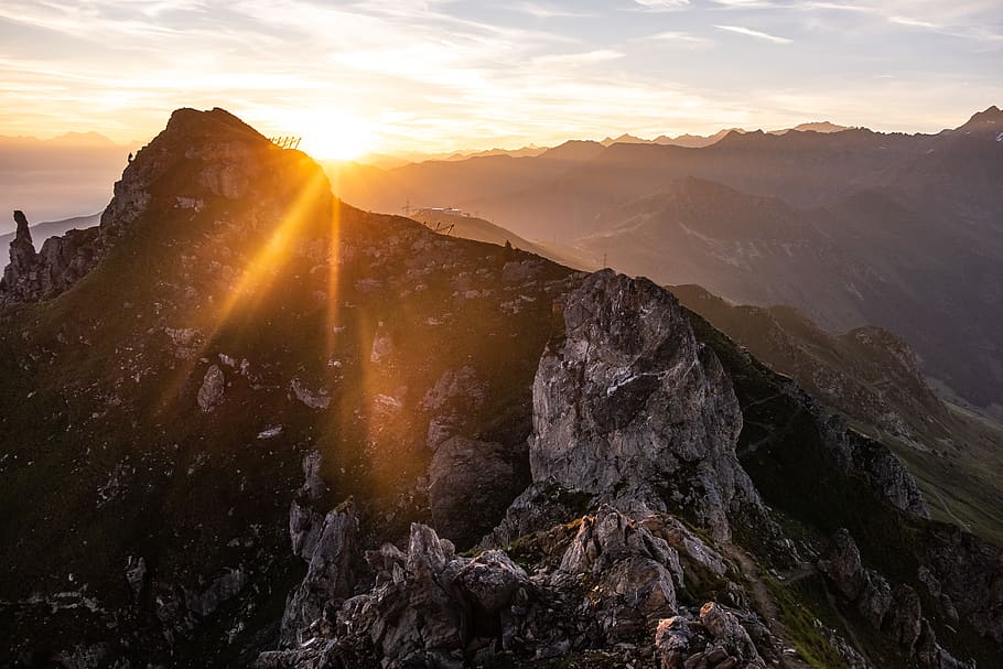 cim de muntanya, sortida del sol, naturalesa, muntanya, llum, llum solar, pic, paisatge, posta de sol, suïssa, pierre avoi, saxon, Alps, a l'aire lliure, Serra, cresta, flamarada, cim, penya-segat, caminada, cel, bellesa a la natura, escenics - natura, rock, sol, rock - object, raig de sol, escena tranquil·la, tranquil·litat, escena no urbana, flare de la lent, sòlid, núvol - cel, idíl·lic, formació de roca, cap gent, brillant, streaming, 2K