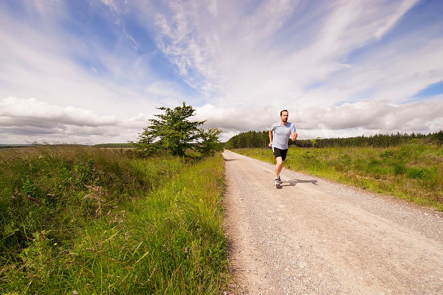 gent, home, exercici, trotar, esport, correr, carretera, verd, herba, arbres, núvols, cel, saludable, longitud completa, núvol - cel, una persona, activitat d'oci, planta, estils de vida, persones reals, roba casual, homes, naturalesa, dia, bellesa a la natura, camp, terra, moviment, transport, a l'aire lliure, 4K