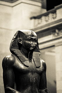 statua del faraone, scultura, arte, statua, umano, persona, figurina, corrimano, ringhiera, monumento, archeologia, torso, capo, capi di abbigliamento, abbigliamento, sfera, bronzo, dito, costruzione, bunker, architettura, arte e artigianato, somiglianza maschile, rappresentazione, rappresentazione umana, creatività, mestiere, concentrarsi sulle conoscenze acquisite, nessuno, il passato, storia, Inquadratura dal basso, intaglio - prodotto artigianale, religione, spiritualità, struttura costruita, credenza, avvicinamento, 5K, CC0, dominio pubblico, privo di copyright