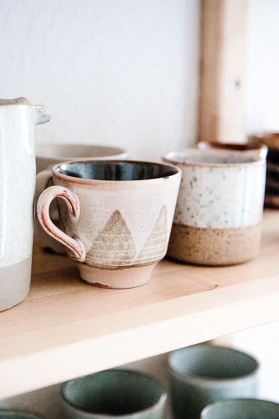 to, hvid, keramisk, krus, kop, hylde, håndlavet, drikke, drik, keramik, hylder, indre, naturlig, hygge, køkken, stilllife, kaffekop, kaffe - drikke, mad, køkkenredskaber, porcelæn, cafe, ingen mennesker, varme - temperatur, tæt på, Brun, mad og drikke, baggrunde, morgenmad, husholdnings køkken, espresso, koffein, køkkenudstyr afdeling, morgen, enkelt objekt, 5K