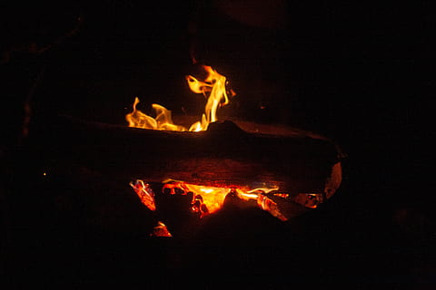 fuoco, fiamma, falò, ardente, ceppo, estate, fuoco di bivacco, buio, macro, pozzo del fuoco, all'aperto, focolare, natura, montagna, avventura, attività ricreative, vita notturna, in casa, camino, calice, calore - temperatura, notte, fuoco - fenomeno naturale, nessuno, segnale di pericolo, movimento, comunicazione, cartello, distruzione, sfondo nero, colore arancione, colore nero, giallo, raggiante, 4K, CC0, dominio pubblico, privo di copyright