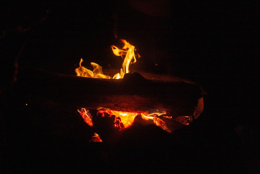 fuoco, fiamma, falò, ardente, ceppo, estate, fuoco di bivacco, buio, macro, pozzo del fuoco, all'aperto, focolare, natura, montagna, avventura, attività ricreative, vita notturna, in casa, camino, calice, calore - temperatura, notte, fuoco - fenomeno naturale, nessuno, segnale di pericolo, movimento, comunicazione, cartello, distruzione, sfondo nero, colore arancione, colore nero, giallo, raggiante, 4K