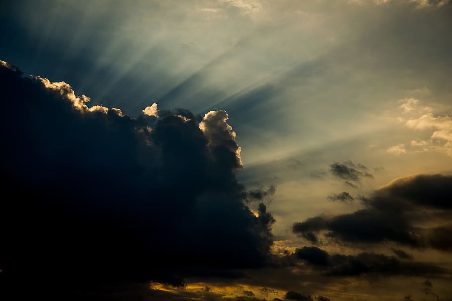 Luftbild Sonnenuntergang, Atmosphäre, Wolke, Wolken, Abend, hoffen, Sonnenstrahl, Himmel, Sonne, Sonnenstrahlen, Sonnenlicht, Sonnenschein, Wetter, wolke - himmel, Schönheit in der Natur, Szenen - Natur, Natur, keine Leute, Umgebung, Geologie, Kraft in der Natur, Leistung, draußen, Rauch - physische Struktur, ausbrechen, Hitze - Temperatur, Sonnenuntergang, Ruhe, idyllisch, 5K