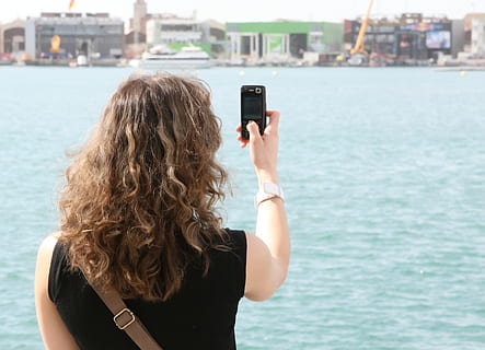 apertura, didascalia, catturare, pic, telecamera, mobile, tecnologia, città, acqua, mare, blu, tecnologia wireless, temi fotografici, retrovisore, comunicazione, smart phone, dispositivo di informazione portatile, cellulare, Fotografare, una persona, acconciatura, capelli, donne, telefono, persone reali, attività di svago, attività, messaggistica fotografica, stili di vita, all'aperto, 2K, CC0, dominio pubblico, privo di copyright