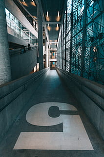 hol pe timp de noapte, design arhitectural, arhitectură, clădire, tavan, contemporan, lumina zilei, timpul zilei, proiecta, cinci, futurist, sticlă, articole din sticlă, panouri din sticlă, ferestre din sticlă, coridor, înalt, în interior, interior, lumini, modern, arhitectura moderna, oameni, rampă, oţel, structura, urban, ferestre, construită, direcţie, calea de urmat, nici o persoana, zi, semn, coloană arhitecturală, transport, comunicare, iluminat, pardoseală, oraș, diminuarea perspectivei, transport public, gol, 5K, CC0, domeniu public, fără drepturi de autor