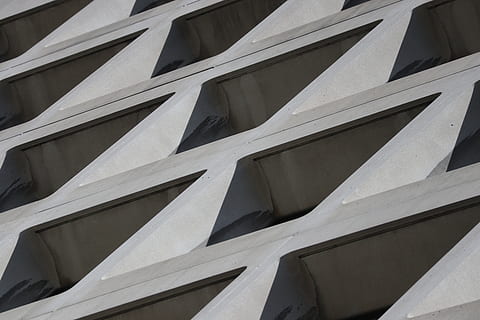 hoek zicht, perspectief, venster, gebouw, architectuur, industrieel, volledig kader, achtergronden, ingebouwde structuur, geen mensen, dag, patroon, buitenkant van het gebouw, detailopname, ontwerp, buitenshuis, bouwindustrie, architectonische functie, zonlicht, dak, brug - door de mens gemaakte structuur, lage hoekweergave, brug, witte kleur, vorm, 5K, CC0, publiek domein, royaltyvrij