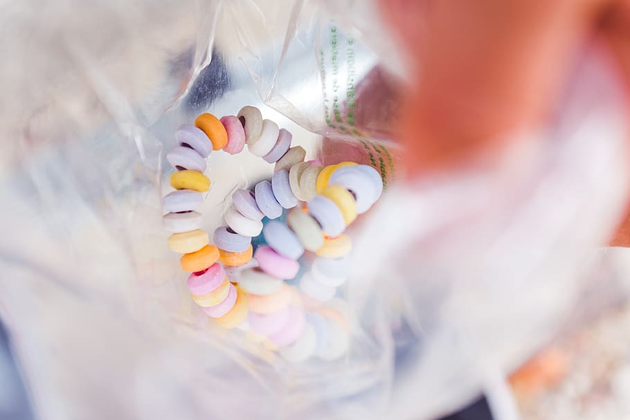 candys, menjar, dolços, pastisseria, caramels, ornament, joieria, bling, enfocament selectiu, multicolor, salut i medicina, part del cos humà, primer pla, gent, medicina, pastilla, mà humana, dosi, a l'interior, mà, gran grup d'objectes, elecció, part del cos, vista d’angle alt, celebració, 5K