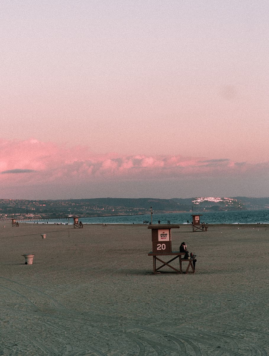 Strand, Natur, draußen, Person, Mensch, Gebäude, die Architektur, Transport, Fahrzeug, Himmel, Landschaft, Geländer, Straße, Kirchturm, Turm, Wasserfahrzeug, Schiff, roter Himmel, Meer, Wasser, Land, Horizont über Wasser, Horizont, Sonnenuntergang, Schönheit in der Natur, Szenen - Natur, Ruhe, künstliche Struktur, Rettungsschwimmerhütte, ruhige Szene, wolke - himmel, Sand, Hütte, 4K