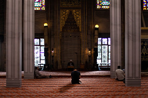 tre, män, Sammanträde, inuti, moské, istanbul, Kalkon, arkitektur, byggnad, kolumn, pelare, person, dyrkan, kupol, koppla av, be, tro, sat, lugna, religion, fred, gång, inomhus, rum, byggd struktur, plats för dyrkan, en person, andlighet, bakåtsikt, riktiga människor, fönster, vuxen, upplyst, kvinnor, livsstilar, arkitektonisk kolumn, glas, 5K, CC0, offentligt domän, royaltyfria