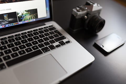sidabro nešiojamasis kompiuteris, šalia, balta, juoda, kamera, „iPhone“, obuolys, klaviatūra, technologijos, belaidžio ryšio technologija, nešiojamas kompiuteris, komunikacijos, ryšį, kompiuteris, lentelė, patalpose, kompiuterinė įranga, stalas, nėra žmonių, kompiuterio klaviatūra, nešiojamas informacijos įrenginys, baldai, aukšto kampo vaizdas, Iš arti, natiurmortas, Kompiuterio monitorius, fotoaparatas - fotografijos įranga, tuščias, skaitmeninė kamera, 5K, CC0, Viešasis domenas, nemokamai