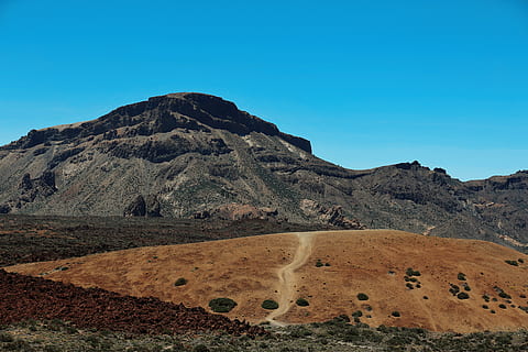 montagne grise, Montagne, la nature, crête, chaîne de montagnes, en plein air, paysage, sol, région sauvage, route, désert, ciel, colline, le sable, gravier, chemin de terre, de pointe, les montagnes, paysages - nature, environnement, ciel clair, scène tranquille, tranquillité, bleu, beauté dans la nature, scène non urbaine, personne, journée, terre, espace de copie, éloigné, Roche, climat, climat aride, formation, 5K, CC0, domaine public, libre de droits