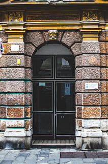 puerta cerrada del edificio, urbano, calle, ladrillo, ciudad, Entrada, vaso, puerta, pared, exterior, acera, piedra, quiosco, edificio, caja, cripta, callejón, pueblo, la carretera, arquitectura, estructura construida, exterior del edificio, cerrado, día, nadie, ventana, seguridad, proteccion, la seguridad, casa, antiguo, pared de ladrillo, al aire libre, florido, 4K, CC0, dominio público, libre de derechos