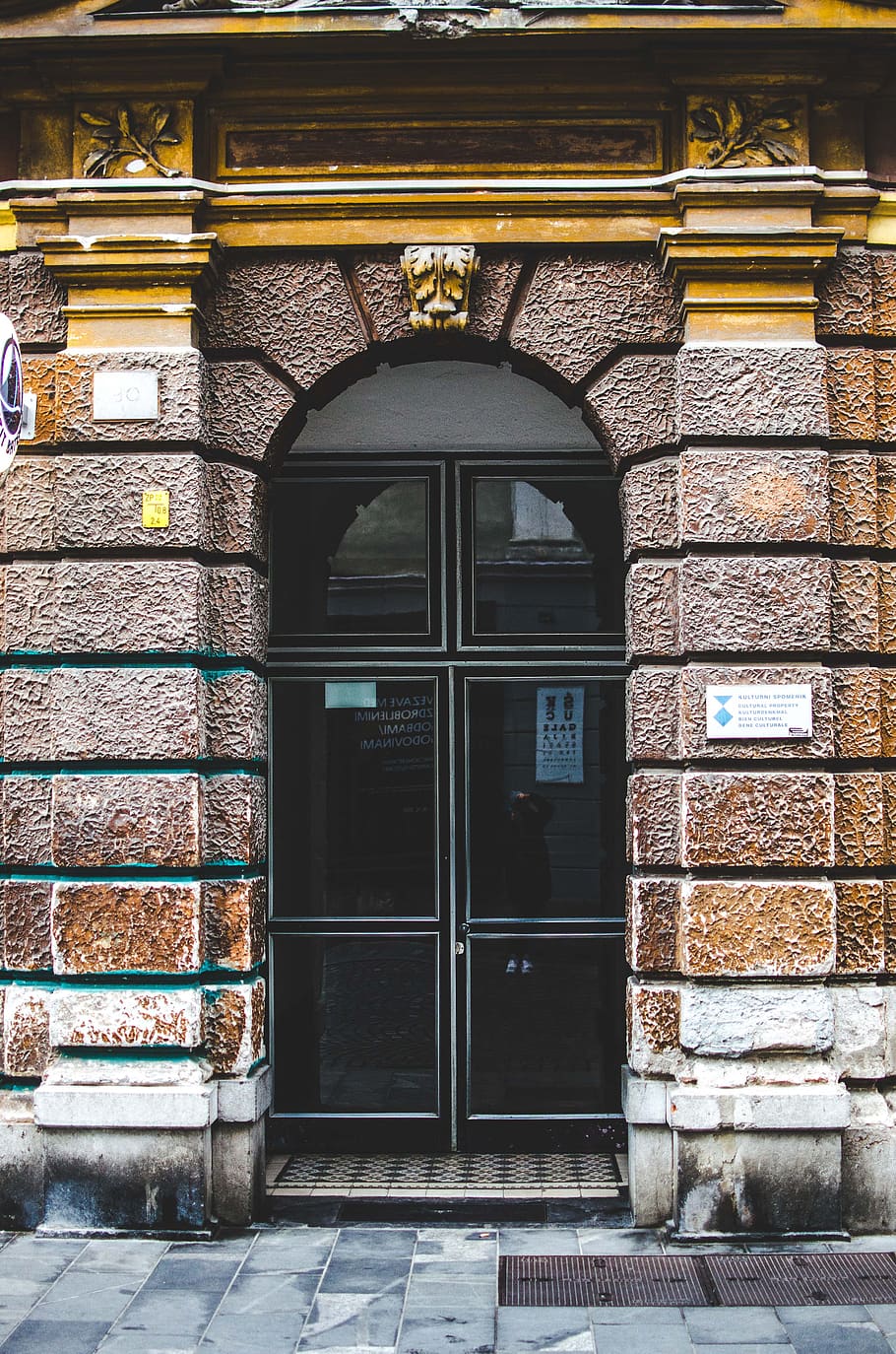 puerta cerrada del edificio, urbano, calle, ladrillo, ciudad, Entrada, vaso, puerta, pared, exterior, acera, piedra, quiosco, edificio, caja, cripta, callejón, pueblo, la carretera, arquitectura, estructura construida, exterior del edificio, cerrado, día, nadie, ventana, seguridad, proteccion, la seguridad, casa, antiguo, pared de ladrillo, al aire libre, florido, 4K