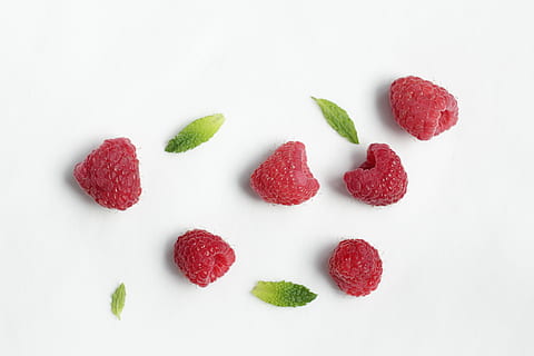 hindbær frugter, frugt, hindbær, mad, flora, fremstille, plante, Canada, dessert, bær, mynte, flatlay, blad, grøn, rød, lyse, hvid, tæt på, stylist, styling, jordbær, mad og drikke, bærfrugt, sund kost, friskhed, hvid baggrund, velvære, studio skud, skåret ud, ingen mennesker, gruppe af objekter, indendørs, grøn farve, hvid farve, gruppe, moden, snack, 5K, CC0, offentligt domæne, royaltyfrie