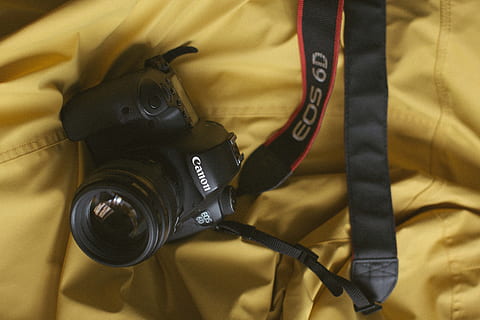 kanon, kamera, skyde, kamerastropp, linse, 50mm, fotografering temaer, kamera - fotografisk udstyr, fotografisk udstyr, indendørs, digitalt kamera, teknologi, tæt på, objektiv - optisk instrument, en person, høj vinkel visning, fotografere, seng, fokus på forgrunden, stativ, kunstkultur og underholdning, professionelle erhverv, sort farve, SLR kamera, fotograf, 5K, CC0, offentligt domæne, royaltyfrie